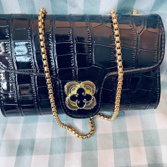 Elegant Black Croc-Embossed Bag with Gold Chain - Picture 3 of 4